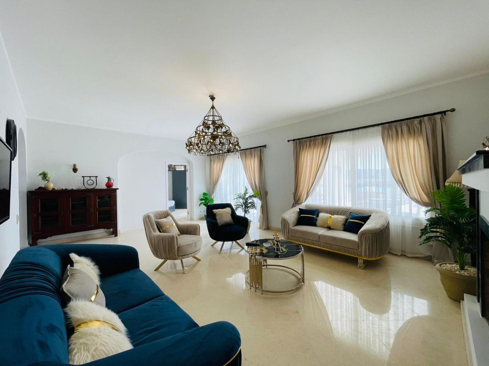 Villa 6 Bedroom In El-gouna 38 *