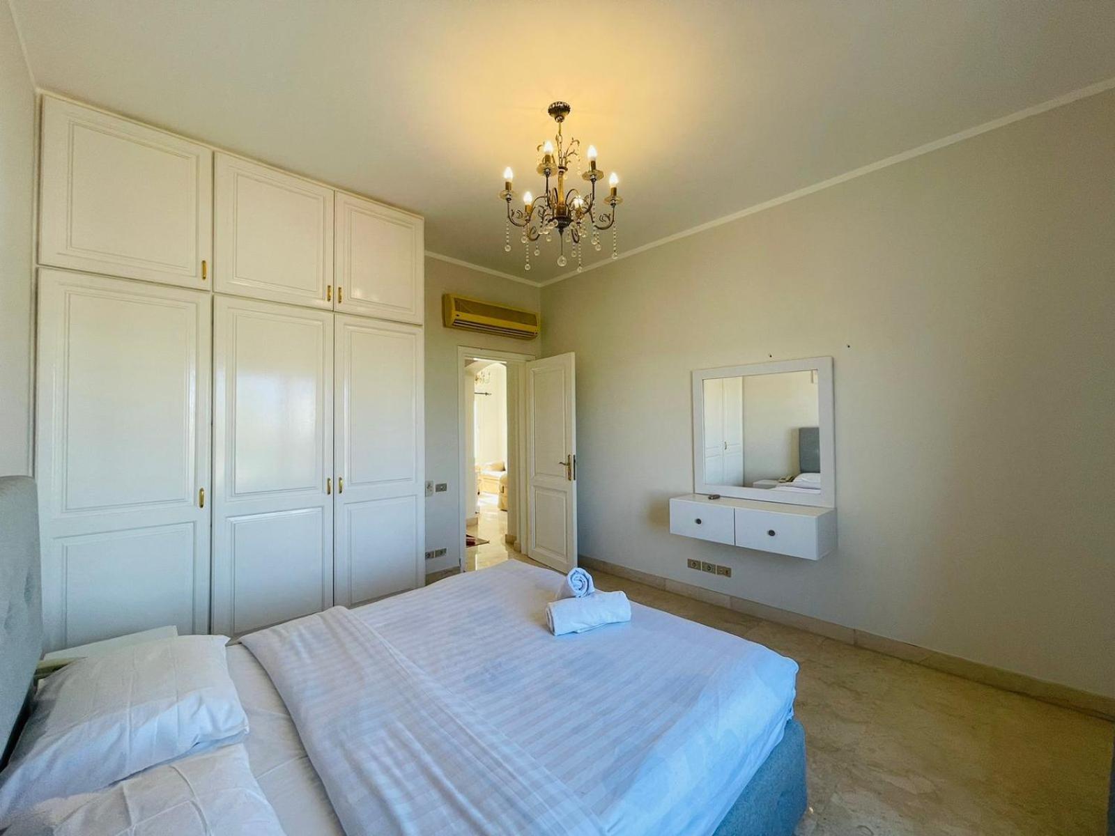Villa 6 Bedroom In El-gouna 38 *